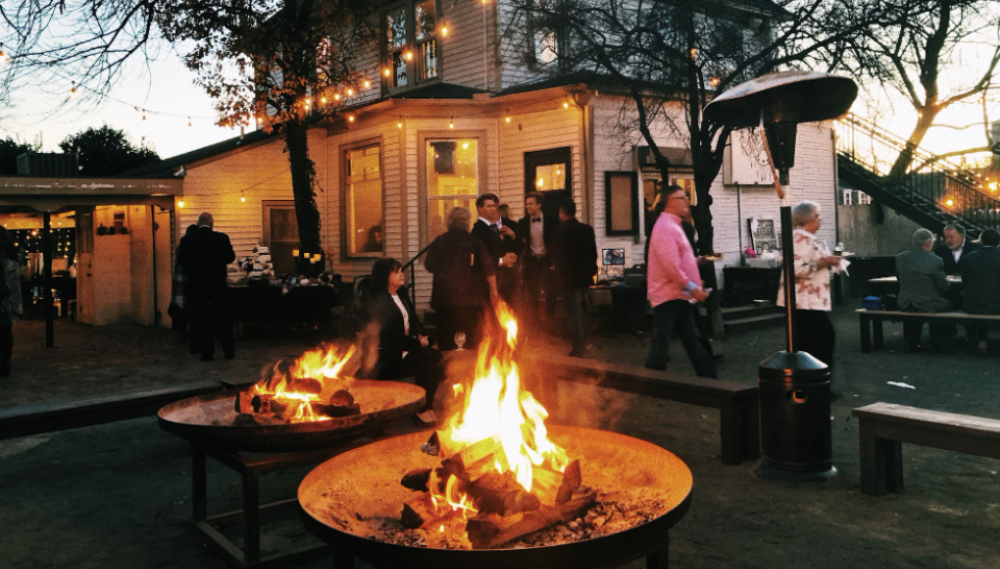 The Best Fire Pit Ideas for Cozy Evenings 2 Cozy outdoor fire pit gathering with festive lights, vibrant ambiance.